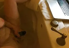 लिटिल ऐलिस इंग्लिश सेक्सी वीडियो मूवी मुट्ठी और खुद को सोफे पर fucks