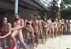 कुत्ते शैली की मुद्रा में, एक आदमी के साथ हिंदी सेक्सी मूवी इंग्लिश एक busty श्यामला fucks