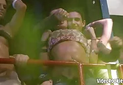 सुंदर पैर और एक सही आंकड़ा के साथ प्यारी कैमरे इंग्लिश सेक्सी मूवी के सामने नग्न खड़ा है