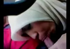 एक छोटी स्कर्ट हिंदी सेक्सी मूवी इंग्लिश में सुंदर लड़की खेत में नग्न बाहर प्रस्तुत करती है