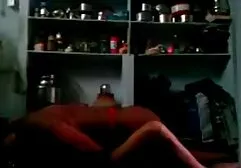 एक पारदर्शी ब्रा में सेक्स इंग्लिश सेक्सी पिक्चर फुल मूवी टॉय के साथ मस्ती करते हुए प्यारी