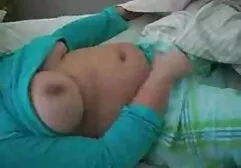 एक पिक अप करने के लिए blowjob और एक काउगर्ल की इंग्लिश मूवी सेक्सी तरह सवारी करता है